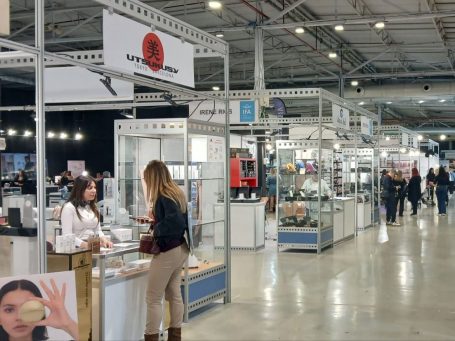 Productos de estética profesional expuestos en JESAL EXTETIC, incluyendo cremas, sueros y equipos para masaje.