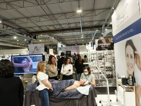 Profesional realizando masaje facial en demostración de IFA FIRA Alicante, técnicas innovadoras para cuidado de la piel.